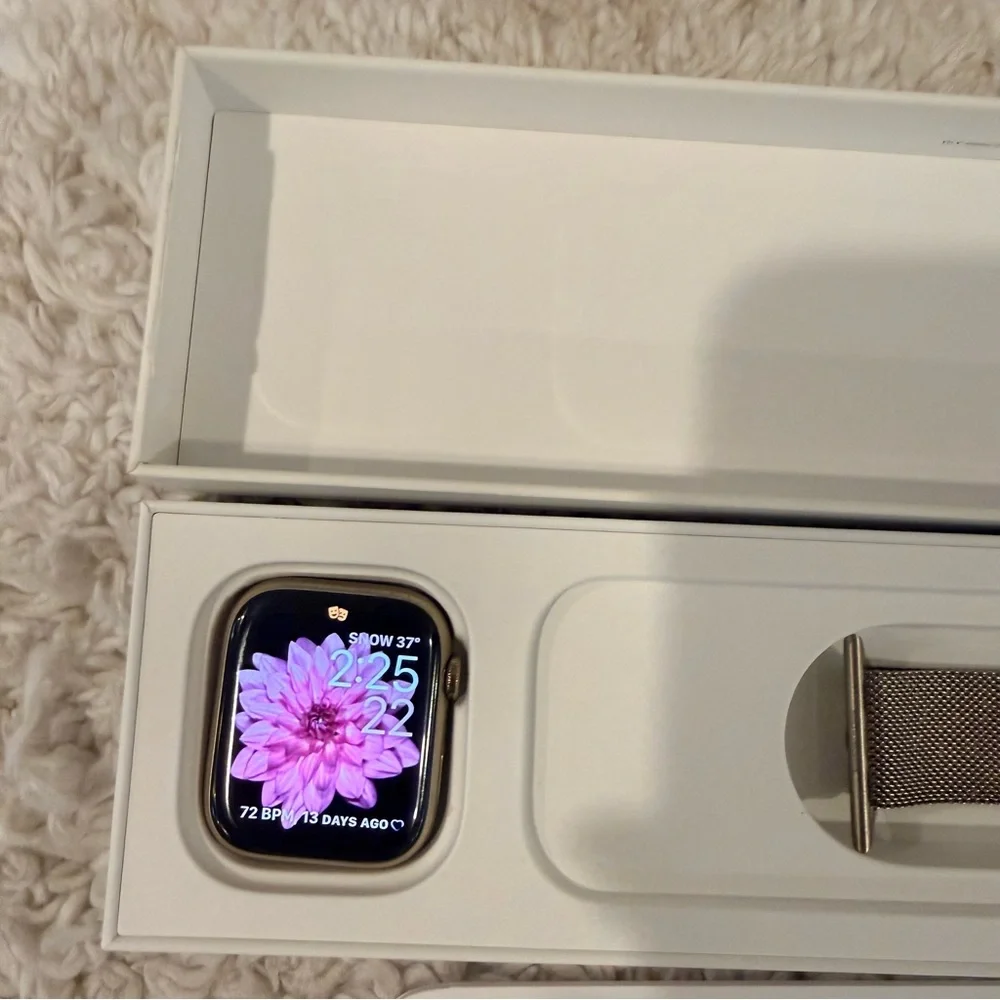 Apple Gold Stainless Steel Smartwatch with Gold Milanese Loop - Picture 4 of 11